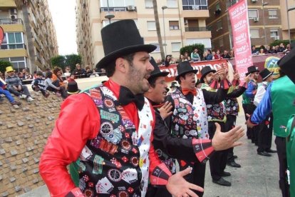 El Anfiteatro de la Rambla acogió la actuación de los grupos participantes en el desfile