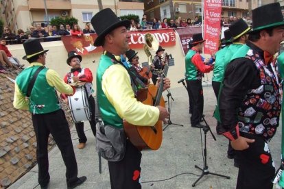 El Anfiteatro de la Rambla acogió la actuación de los grupos participantes en el desfile