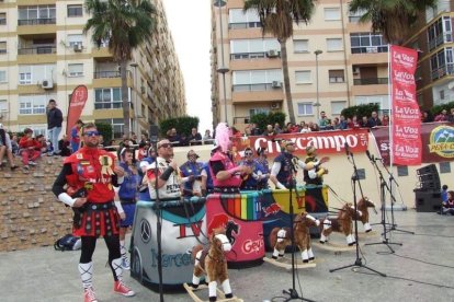 El Anfiteatro de la Rambla acogió la actuación de los grupos participantes en el desfile
