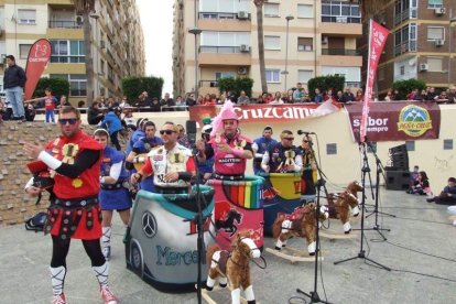 El Anfiteatro de la Rambla acogió la actuación de los grupos participantes en el desfile