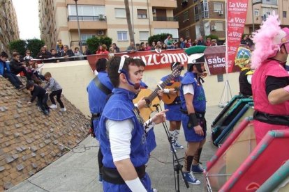 El Anfiteatro de la Rambla acogió la actuación de los grupos participantes en el desfile
