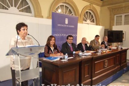 El fundador del Instituto de Estudios Almerienses, José Fernández Revuelta, recibe el Escudo de Oro de la institución cultural. Fotos: JA