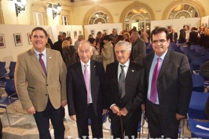 El fundador del Instituto de Estudios Almerienses, José Fernández Revuelta, recibe el Escudo de Oro de la institución cultural. Fotos: JA