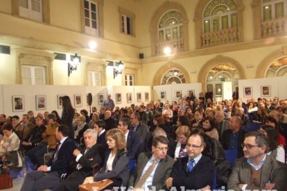 El fundador del Instituto de Estudios Almerienses, José Fernández Revuelta, recibe el Escudo de Oro de la institución cultural. Fotos: JA
