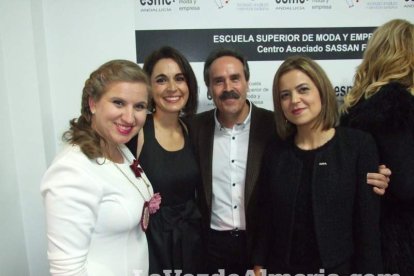 El fundador del Instituto de Estudios Almerienses, José Fernández Revuelta, recibe el Escudo de Oro de la institución cultural. Fotos: JA