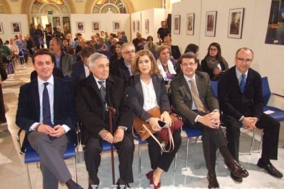 El fundador del Instituto de Estudios Almerienses, José Fernández Revuelta, recibe el Escudo de Oro de la institución cultural. Fotos: JA