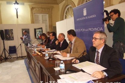 El fundador del Instituto de Estudios Almerienses, José Fernández Revuelta, recibe el Escudo de Oro de la institución cultural. Fotos: JA