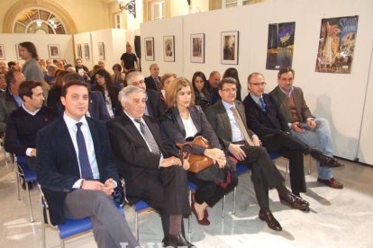 El fundador del Instituto de Estudios Almerienses, José Fernández Revuelta, recibe el Escudo de Oro de la institución cultural. Fotos: JA
