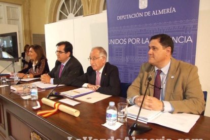 El fundador del Instituto de Estudios Almerienses, José Fernández Revuelta, recibe el Escudo de Oro de la institución cultural. Fotos: JA