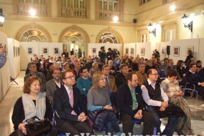 El fundador del Instituto de Estudios Almerienses, José Fernández Revuelta, recibe el Escudo de Oro de la institución cultural. Fotos: JA