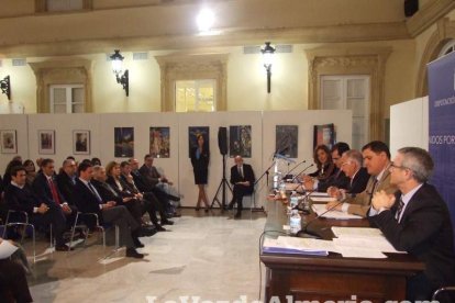 El fundador del Instituto de Estudios Almerienses, José Fernández Revuelta, recibe el Escudo de Oro de la institución cultural. Fotos: JA