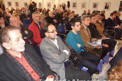 El fundador del Instituto de Estudios Almerienses, José Fernández Revuelta, recibe el Escudo de Oro de la institución cultural. Fotos: JA