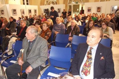 El fundador del Instituto de Estudios Almerienses, José Fernández Revuelta, recibe el Escudo de Oro de la institución cultural. Fotos: JA