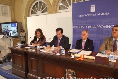 El fundador del Instituto de Estudios Almerienses, José Fernández Revuelta, recibe el Escudo de Oro de la institución cultural. Fotos: JA