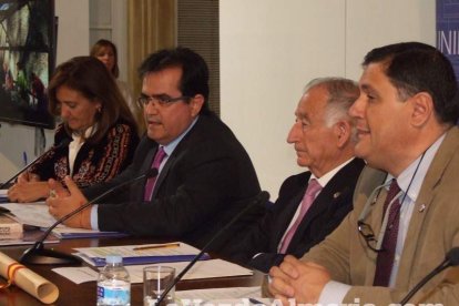 El fundador del Instituto de Estudios Almerienses, José Fernández Revuelta, recibe el Escudo de Oro de la institución cultural. Fotos: JA