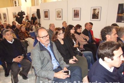 El fundador del Instituto de Estudios Almerienses, José Fernández Revuelta, recibe el Escudo de Oro de la institución cultural. Fotos: JA