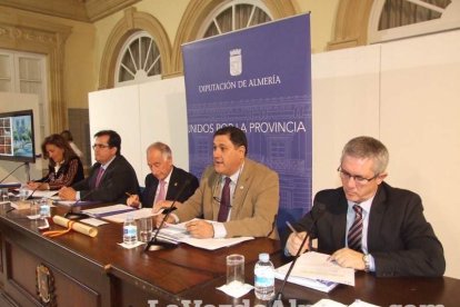 El fundador del Instituto de Estudios Almerienses, José Fernández Revuelta, recibe el Escudo de Oro de la institución cultural. Fotos: JA