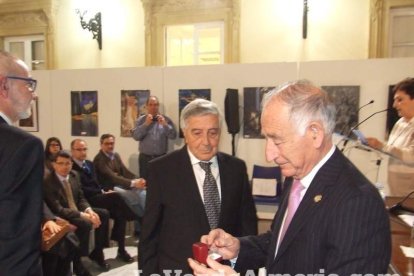 El fundador del Instituto de Estudios Almerienses, José Fernández Revuelta, recibe el Escudo de Oro de la institución cultural. Fotos: JA