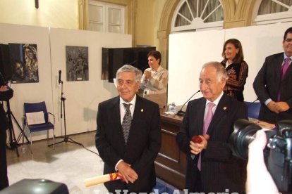 El fundador del Instituto de Estudios Almerienses, José Fernández Revuelta, recibe el Escudo de Oro de la institución cultural. Fotos: JA