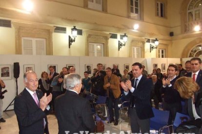 El fundador del Instituto de Estudios Almerienses, José Fernández Revuelta, recibe el Escudo de Oro de la institución cultural. Fotos: JA
