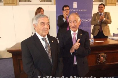 El fundador del Instituto de Estudios Almerienses, José Fernández Revuelta, recibe el Escudo de Oro de la institución cultural. Fotos: JA