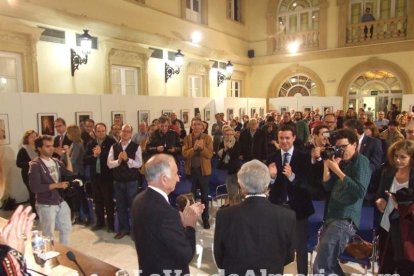 El fundador del Instituto de Estudios Almerienses, José Fernández Revuelta, recibe el Escudo de Oro de la institución cultural. Fotos: JA