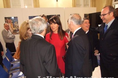 El fundador del Instituto de Estudios Almerienses, José Fernández Revuelta, recibe el Escudo de Oro de la institución cultural. Fotos: JA