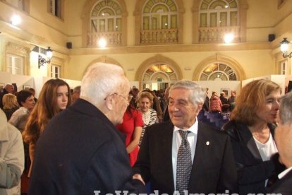 El fundador del Instituto de Estudios Almerienses, José Fernández Revuelta, recibe el Escudo de Oro de la institución cultural. Fotos: JA