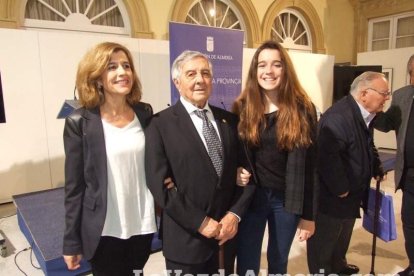 El fundador del Instituto de Estudios Almerienses, José Fernández Revuelta, recibe el Escudo de Oro de la institución cultural. Fotos: JA