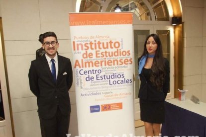 El fundador del Instituto de Estudios Almerienses, José Fernández Revuelta, recibe el Escudo de Oro de la institución cultural. Fotos: JA
