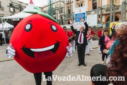 El ‘Oro rojo’, protagonista en la Plaza Vieja. Las empresas del sector y las instituciones almerienses se suman a un reconocimiento uná