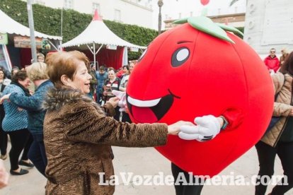 El ‘Oro rojo’, protagonista en la Plaza Vieja. Las empresas del sector y las instituciones almerienses se suman a un reconocimiento uná