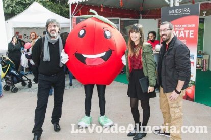 El ‘Oro rojo’, protagonista en la Plaza Vieja. Las empresas del sector y las instituciones almerienses se suman a un reconocimiento uná
