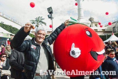 El ‘Oro rojo’, protagonista en la Plaza Vieja. Las empresas del sector y las instituciones almerienses se suman a un reconocimiento uná