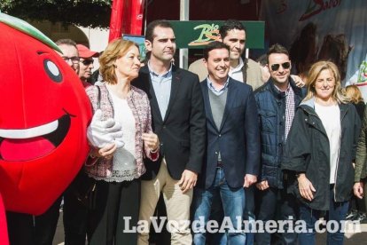 El ‘Oro rojo’, protagonista en la Plaza Vieja. Las empresas del sector y las instituciones almerienses se suman a un reconocimiento uná