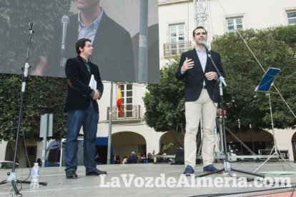 El ‘Oro rojo’, protagonista en la Plaza Vieja. Las empresas del sector y las instituciones almerienses se suman a un reconocimiento uná
