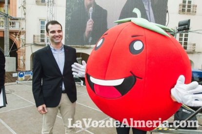 El ‘Oro rojo’, protagonista en la Plaza Vieja. Las empresas del sector y las instituciones almerienses se suman a un reconocimiento uná
