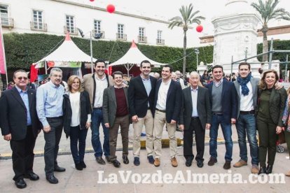 El ‘Oro rojo’, protagonista en la Plaza Vieja. Las empresas del sector y las instituciones almerienses se suman a un reconocimiento uná