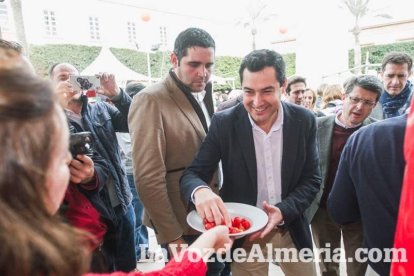 El ‘Oro rojo’, protagonista en la Plaza Vieja. Las empresas del sector y las instituciones almerienses se suman a un reconocimiento uná