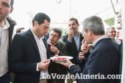 El ‘Oro rojo’, protagonista en la Plaza Vieja. Las empresas del sector y las instituciones almerienses se suman a un reconocimiento uná