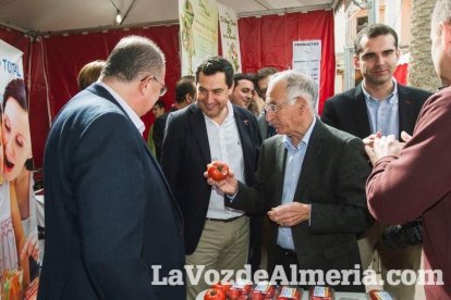El ‘Oro rojo’, protagonista en la Plaza Vieja. Las empresas del sector y las instituciones almerienses se suman a un reconocimiento uná