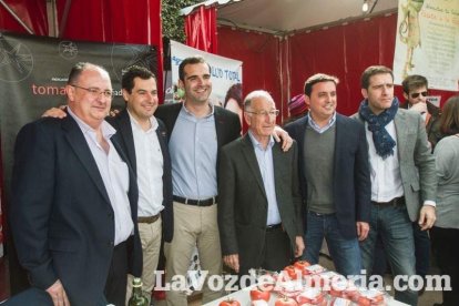 El ‘Oro rojo’, protagonista en la Plaza Vieja. Las empresas del sector y las instituciones almerienses se suman a un reconocimiento uná