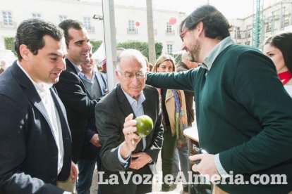 El ‘Oro rojo’, protagonista en la Plaza Vieja. Las empresas del sector y las instituciones almerienses se suman a un reconocimiento uná