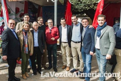 El ‘Oro rojo’, protagonista en la Plaza Vieja. Las empresas del sector y las instituciones almerienses se suman a un reconocimiento uná