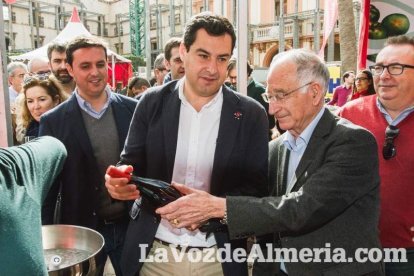 El ‘Oro rojo’, protagonista en la Plaza Vieja. Las empresas del sector y las instituciones almerienses se suman a un reconocimiento uná