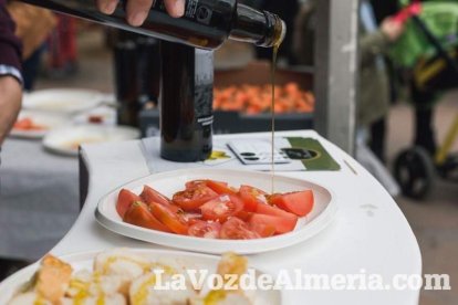 El ‘Oro rojo’, protagonista en la Plaza Vieja. Las empresas del sector y las instituciones almerienses se suman a un reconocimiento uná