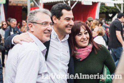 El ‘Oro rojo’, protagonista en la Plaza Vieja. Las empresas del sector y las instituciones almerienses se suman a un reconocimiento uná