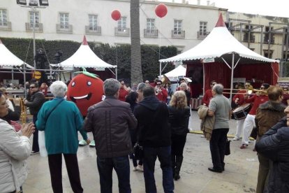 El ‘Oro rojo’, protagonista en la Plaza Vieja. Las empresas del sector y las instituciones almerienses se suman a un reconocimiento uná