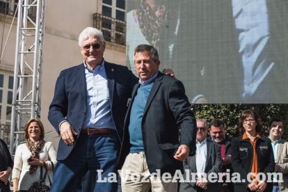 El ‘Oro rojo’, protagonista en la Plaza Vieja. Las empresas del sector y las instituciones almerienses se suman a un reconocimiento uná