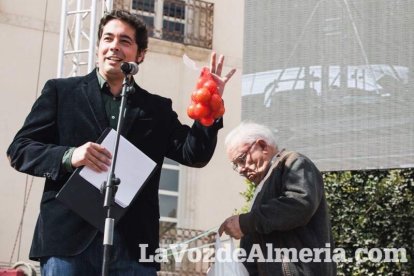 El ‘Oro rojo’, protagonista en la Plaza Vieja. Las empresas del sector y las instituciones almerienses se suman a un reconocimiento uná